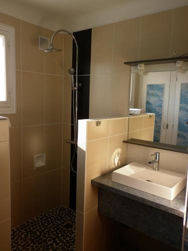une salle de bain avec un lavabo et un miroir dans l'établissement Kerstunt Chambre d'hôtes Relais Motards, à Guérande