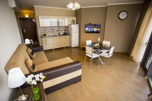 Кухня или мини-кухня в Lux Apartment
