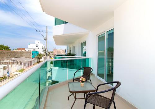 un balcon avec deux chaises et une table dans l'établissement Playa Norte Hotel, à Carthagène des Indes
