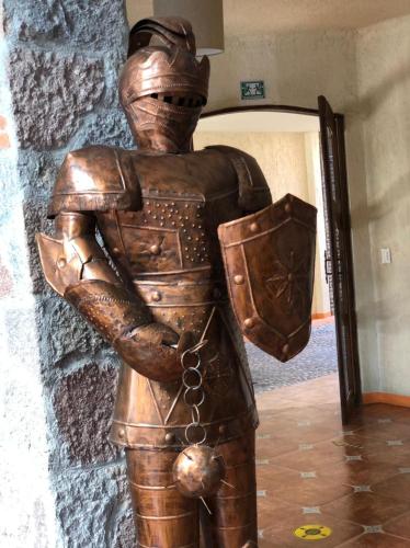 a statue of a man in armour in a hallway at Casa Grande in Zacatlán