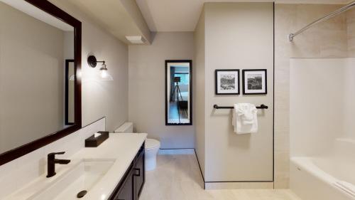 W łazience znajduje się prysznic, toaleta i umywalka. w obiekcie Copperstone Resort w mieście Dead Man's Flats