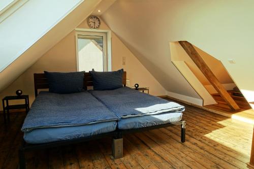 a bedroom with a bed with a clock on the wall at FRANKES CITY SLEEP Apartment, 6 Einzelbetten in Velbert