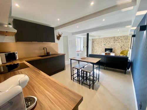 une cuisine avec une table et des chaises dans une pièce dans l'établissement Bel appartement T2 de 50 m2, spacieux et lumineux - 009, à Rouen