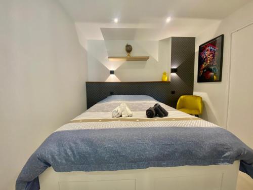 une chambre avec un lit avec deux serviettes dessus dans l'établissement Bel appartement T2 de 50 m2, spacieux et lumineux - 009, à Rouen