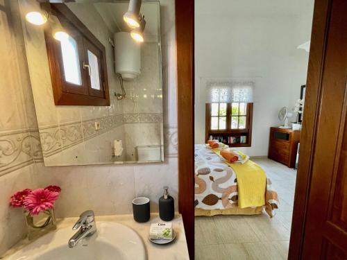 een badkamer met een wastafel en een bed in een kamer bij Carlos Park 51 in Playa Blanca