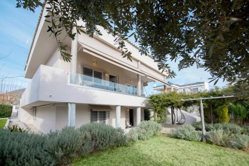 Κήπος έξω από το Complex Lagonissi Residence with swimming pool.
