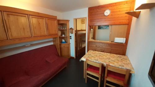 Habitación pequeña con mesa y banco. en Résidence Chavière - Studio 4 personnes, en Modane