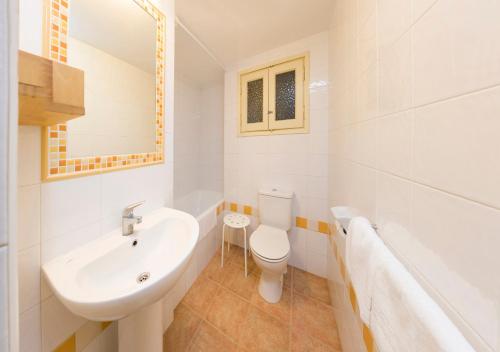 サンアントニオにあるアパルタメントス リタの白いバスルーム(洗面台、トイレ付)