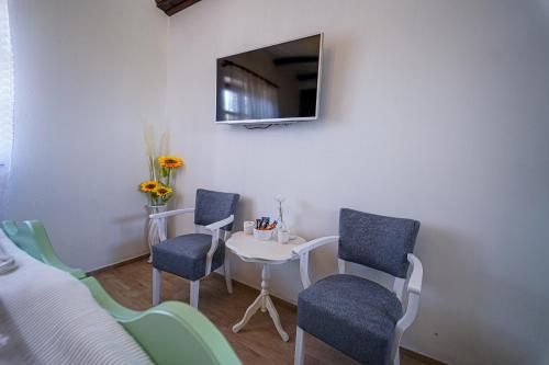 a room with a table and chairs and a mirror at Salaš Isailovi in Sremska Mitrovica