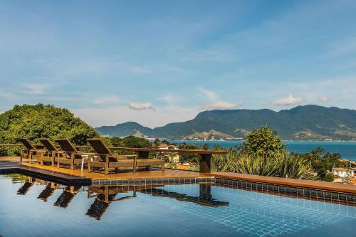 Casa com piscina de borda infinita em Ilhabela