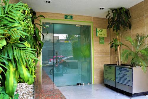 una entrada a un edificio con una puerta de cristal en Hotel Duque, en Ciudad de México