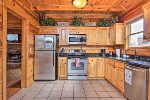 Dapur atau dapur kecil di Luxe Smoky Mountain Cabin Indoor Pool and Fire Pit!