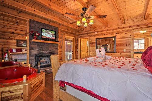 ein Schlafzimmer mit einem großen Bett und einer Badewanne in der Unterkunft Luxe Smoky Mountain Cabin Indoor Pool and Fire Pit! in Sevierville