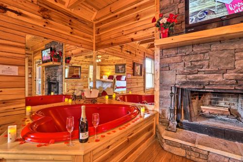 Galeriebild der Unterkunft Luxe Smoky Mountain Cabin Indoor Pool and Fire Pit! in Sevierville