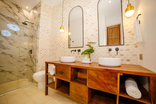 y baño con 2 lavabos y ducha. en Bioma Boutique Hotel, en Mompox