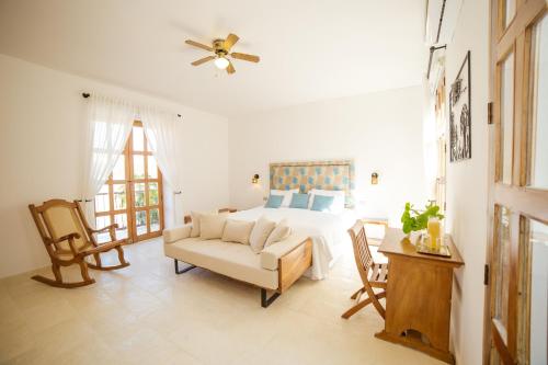 1 dormitorio con cama, sofá y mesa en Bioma Boutique Hotel, en Mompox