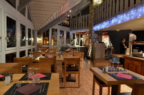 En restaurant eller et andet spisested på Hôtel L'Eden des Cimes - Vacances Bleues - Belle Plagne 2100