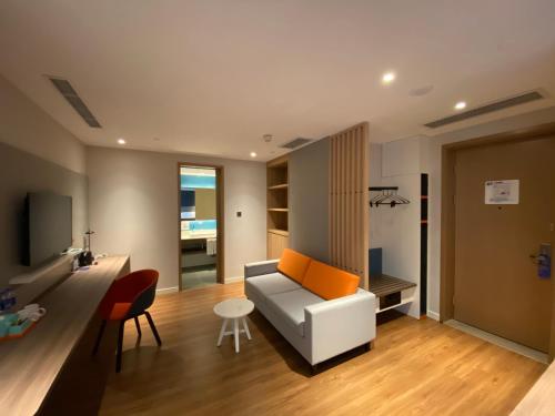 Una televisión o centro de entretenimiento en Holiday Inn Express Shanghai Hongqiao North by IHG