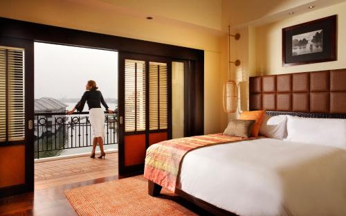 Ένα ή περισσότερα κρεβάτια σε δωμάτιο στο InterContinental Hanoi Westlake by IHG