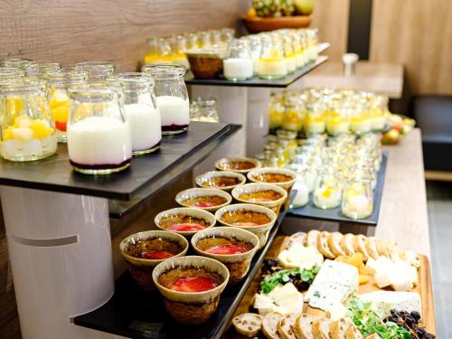 Una línea de buffet con muchos tipos diferentes de comida. en Quintessa Hotel Fukuoka Tenjin Minami, en Fukuoka