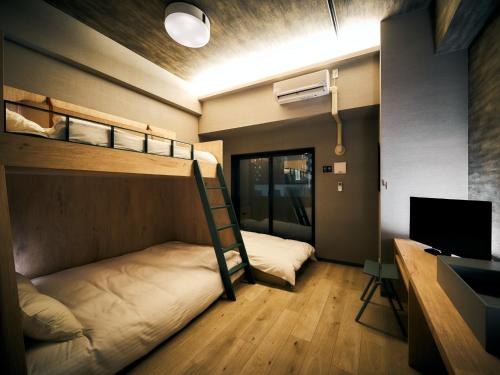 Habitación con 2 literas y escritorio. en Rakuten STAY Fukuoka Yakuin Bunk bed Triple Room, en Fukuoka