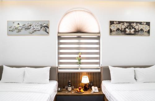 Giường trong phòng chung tại Rose Hotel Quảng Bình
