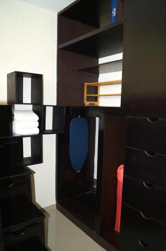 a room with a desk with a shelf at Penthouse con Jacuzzi en Acapulco Diamante in Acapulco