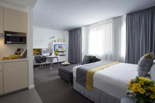 Citadines St Georges Terrace Perthにあるテレビまたはエンターテインメントセンター