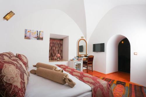 ein Wohnzimmer mit einem Sofa und einem Tisch in der Unterkunft BEHRAMPAŞA OTEL &CAFE &RESTAURANT in Sivas