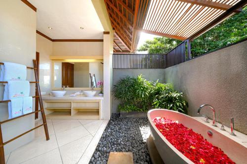 a bathroom with two sinks and a bath tub at Villa Zanissa in Seminyak