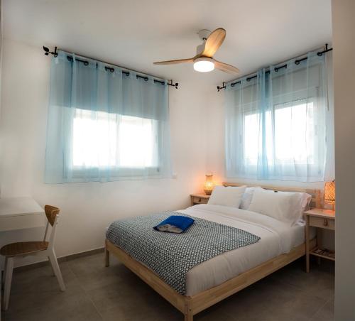 Posteľ alebo postele v izbe v ubytovaní Argaman Beach Apartment