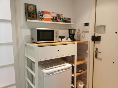 una camera con scrivania e computer in cima di Dos habitaciones dobles en apartamento confortable a Hospitalet de Llobregat