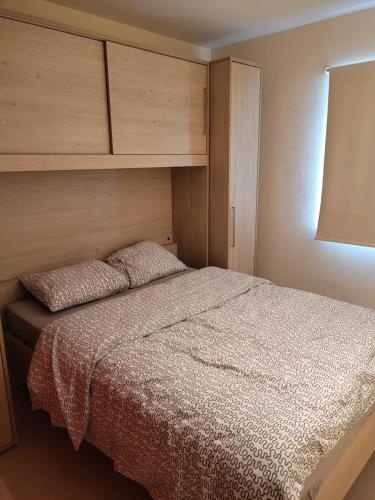 une chambre avec un lit avec une tête de lit en bois dans l'établissement Chateau Tropezina 6B, à Ostende