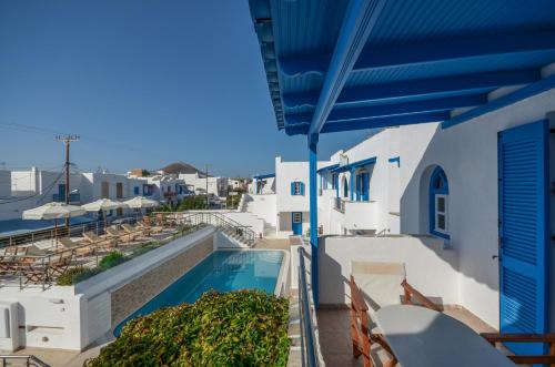 阿喬普羅柯皮歐斯的住宿－Summer Dream 1，从带游泳池的酒店阳台欣赏风景
