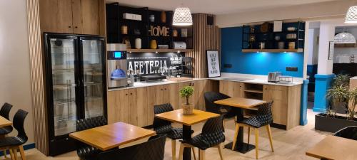 un restaurant avec des tables, des chaises et un comptoir dans l'établissement Opal'Inn, à Boulogne-sur-Mer