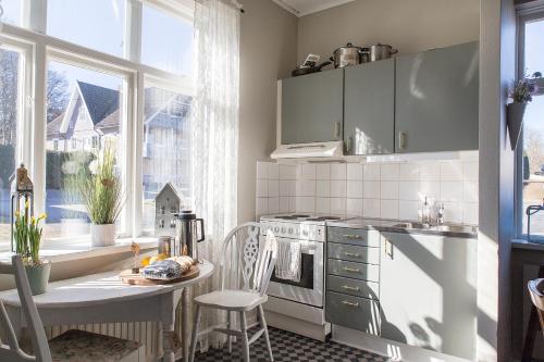 a kitchen with a table and a stove and a window at Immeln Guest House in Immeln