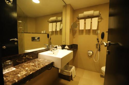 y baño con lavabo y espejo. en Fortune Inn Haveli, Gandhinagar - Member ITC's Hotel Group, en Gandhinagar