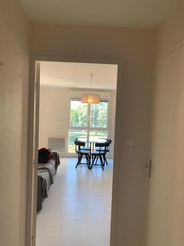 une pièce avec une table et une salle à manger dans l'établissement Studio Spacieux dans Parc Arboré, à La Rochelle