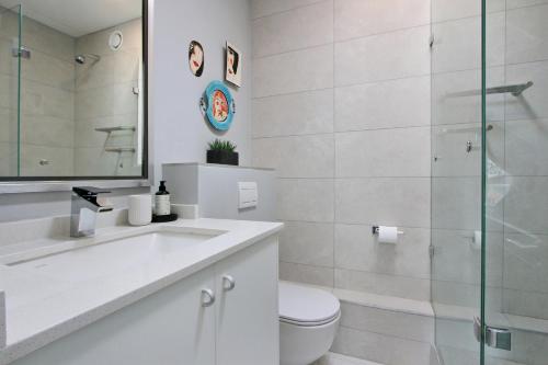 Ένα μπάνιο στο 48 The Village in Hout Bay