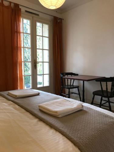 une chambre avec un lit avec deux serviettes dessus dans l'établissement Une nuit sur Loire, à Trèves-Cunault