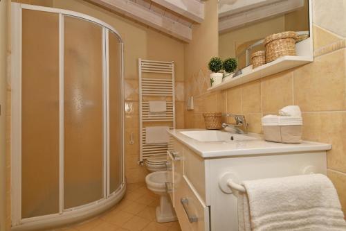 Et badeværelse på Attico Elais - Theater Home