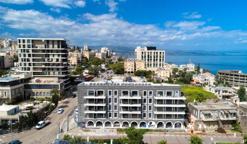 una vista aérea de una ciudad con un edificio en Europa Residence en Tiberias