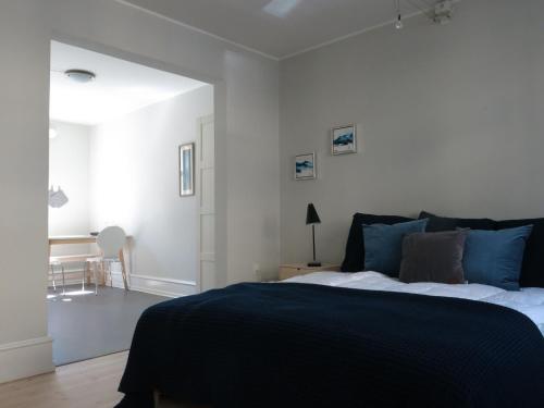 コペンハーゲンにあるApartmentInCopenhagen Apartment 1142のベッドルーム1室(ベッド1台、黒毛布付)