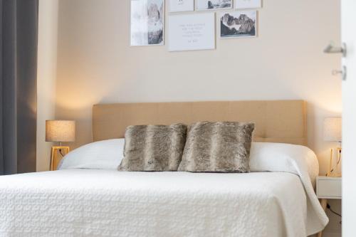 - une chambre avec un lit et 2 oreillers dans l'établissement Apartment an der Altstadt (#2), à Hameln