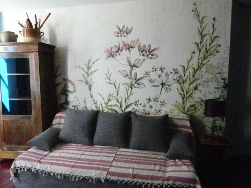- une chambre avec un lit et un papier peint floral dans l'établissement Nénuphar, à Autun