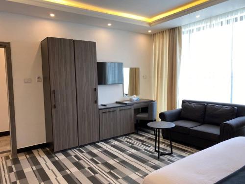 亚的斯亚贝巴ECCO Modern Guest House的带沙发和橱柜的客厅