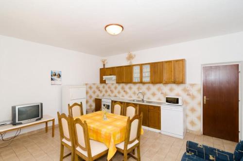Η κουζίνα ή μικρή κουζίνα στο Apartments Kuzma