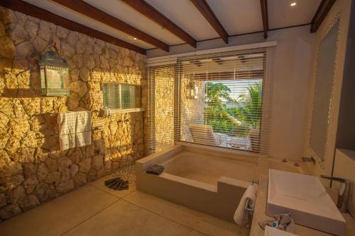 Bathroom sa Bahia Mar Boutique Hotel