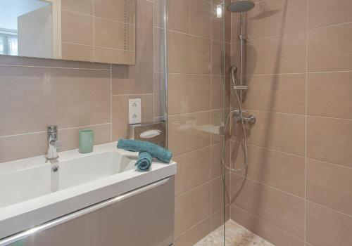 a bathroom with a shower and a sink and a shower at Studio climatisé à 50m des plages in Nice