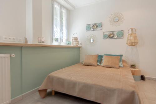 A bed or beds in a room at Studio climatisé à 50m des plages